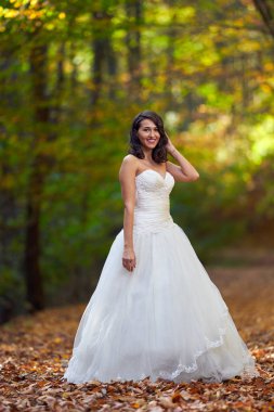 Ormanda gelinliğiyle güzel bir gelinin samimi portresi.