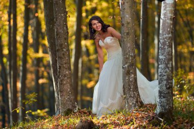 Ormanda gelinliğiyle güzel bir gelinin samimi portresi.