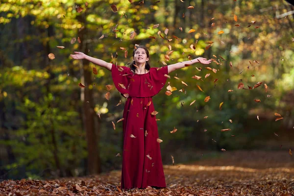 Junges Mädchen Wirft Umgestürzte Blätter Die Luft — Stockfoto