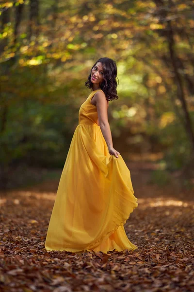 Portret Van Een Mooie Jonge Vrouw Het Bos Met Gevallen — Stockfoto