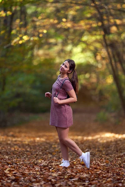 Porträtt Söt Skolflicka Som Vandrar Skogen Hösten — Stockfoto