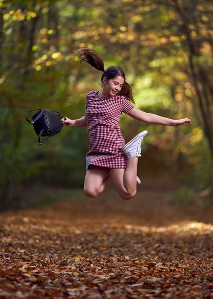 Portret Van Een Schattig Schoolmeisje Wandelen Het Bos Herfst — Stockfoto