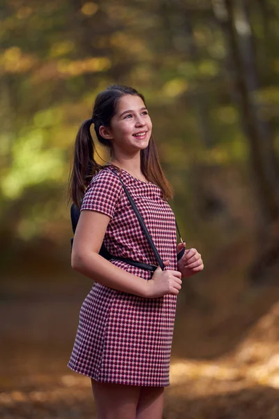 Retrato Close Uma Colegial Bonita Andando Floresta Outono — Fotografia de Stock