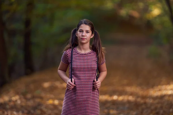 Retrato Close Uma Colegial Bonita Andando Floresta Outono — Fotografia de Stock