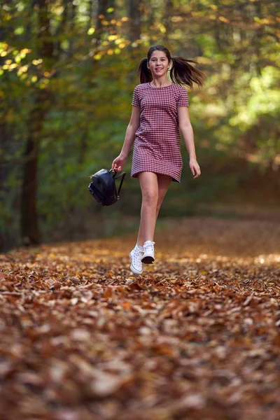 Sonbaharda Ormanda Yürüyen Tatlı Bir Okul Kızının Portresi — Stok fotoğraf