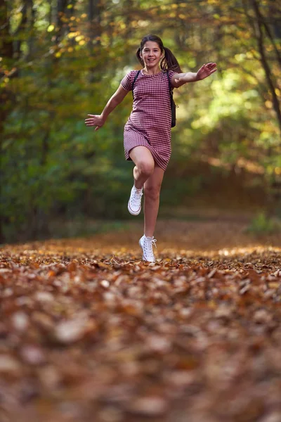 Porträtt Söt Skolflicka Som Vandrar Skogen Hösten — Stockfoto