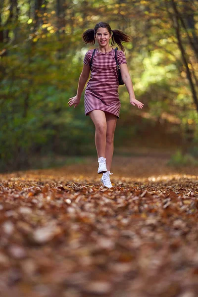 Retrato Una Linda Colegiala Caminando Bosque Otoño — Foto de Stock