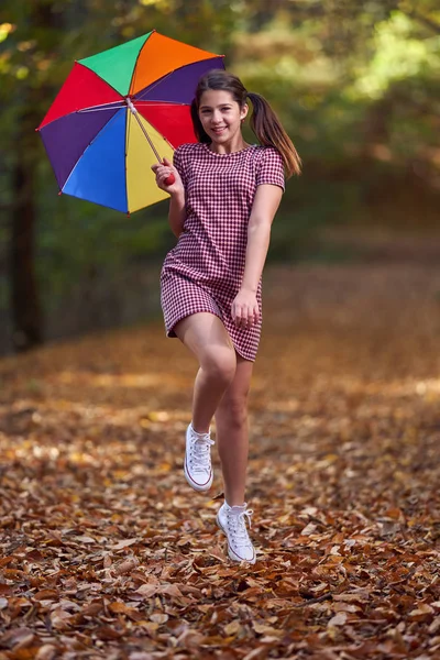 Πορτρέτο Μιας Χαριτωμένης Μαθήτριας Πόδια Στο Δάσος Φθινόπωρο — Φωτογραφία Αρχείου