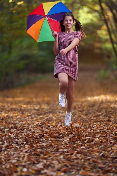 Portré Egy Aranyos Iskolás Lányról Aki Erdőben Sétál Ősszel — Stock Fotó
