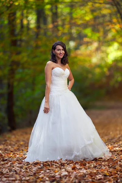 Retrato Sincero Uma Noiva Bonita Seu Vestido Noiva Floresta — Fotografia de Stock