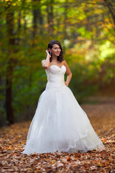 Retrato Sincero Uma Noiva Bonita Seu Vestido Noiva Floresta — Fotografia de Stock