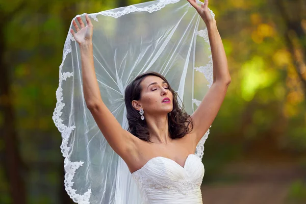 Ärligt Porträtt Vacker Brud Sin Bröllopsklänning Skogen — Stockfoto