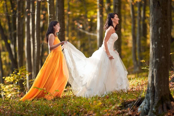 Bella Sposa Sua Damigella Onore Nella Foresta — Foto Stock
