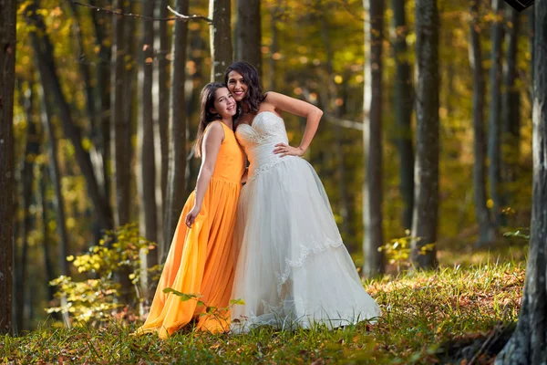 Belle Mariée Demoiselle Honneur Dans Forêt — Photo