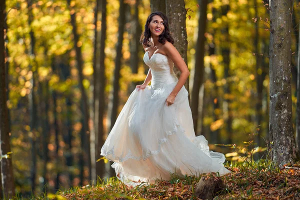 Freimütiges Porträt Einer Schönen Braut Ihrem Hochzeitskleid Wald — Stockfoto