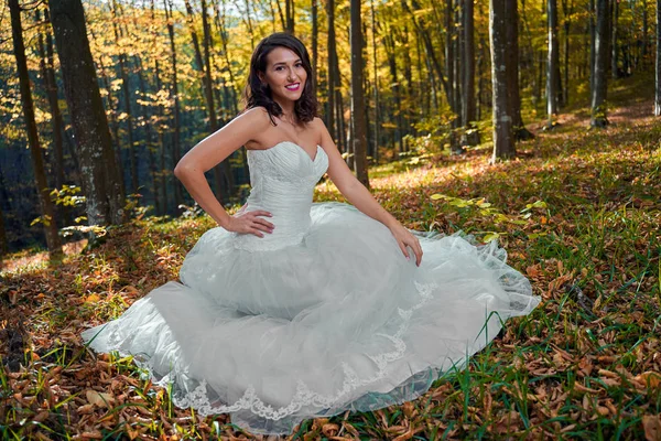 Freimütiges Porträt Einer Schönen Braut Ihrem Hochzeitskleid Wald — Stockfoto