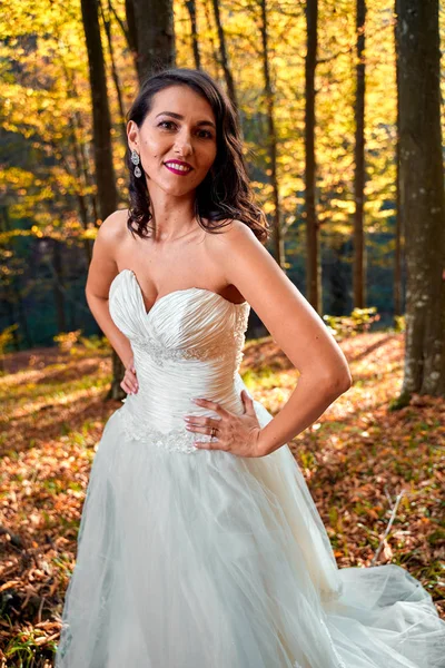 Freimütiges Porträt Einer Schönen Braut Ihrem Hochzeitskleid Wald — Stockfoto