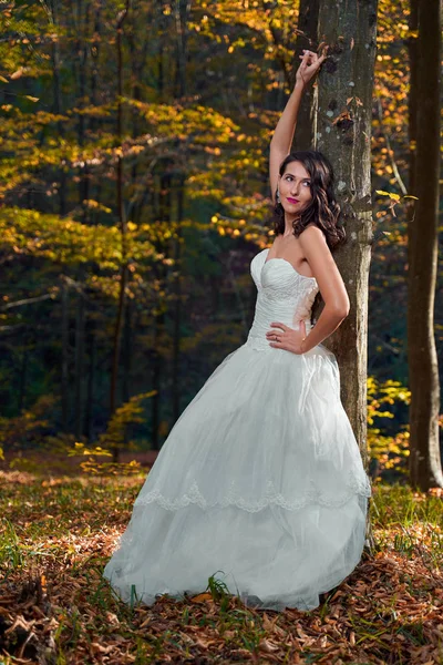 Ärligt Porträtt Vacker Brud Sin Bröllopsklänning Skogen — Stockfoto
