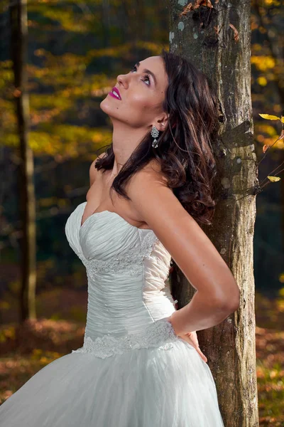 Откровенный Портрет Красивой Невесты Свадебном Платье Лесу — стоковое фото