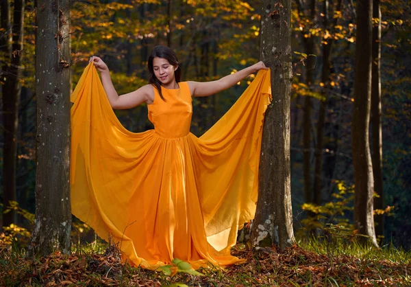 Menina Adolescente Vestido Amarelo Floresta — Fotografia de Stock