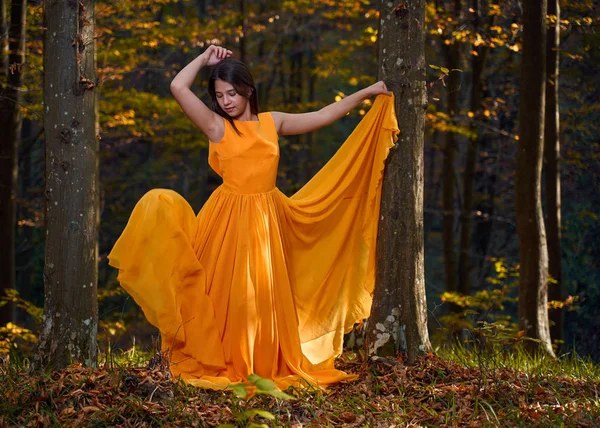 Adolescente Vestido Amarillo Bosque — Foto de Stock