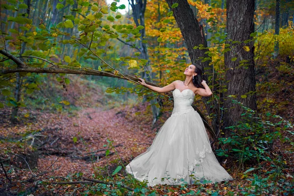 Ormanda gelinliğiyle güzel bir gelinin samimi portresi.