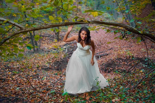 Ormanda Gelinliğiyle Güzel Bir Gelinin Samimi Portresi — Stok fotoğraf