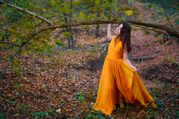 森林里穿着黄色衣服的少女 — 图库照片