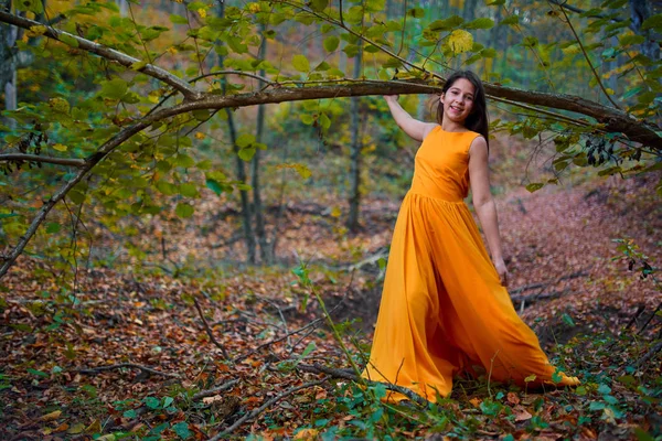 Menina Adolescente Vestido Amarelo Floresta — Fotografia de Stock