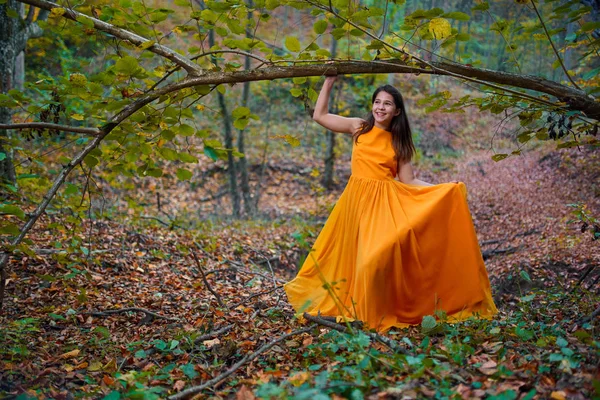 Adolescente Vestido Amarillo Bosque — Foto de Stock