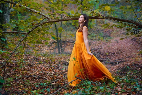 Εφηβικό Κορίτσι Κίτρινο Φόρεμα Στο Δάσος — Φωτογραφία Αρχείου