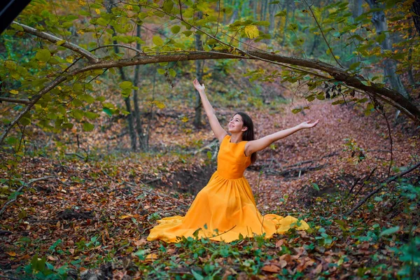 Εφηβικό Κορίτσι Κίτρινο Φόρεμα Στο Δάσος — Φωτογραφία Αρχείου