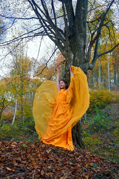 Teenager Mädchen Gelbem Kleid Wald — Stockfoto