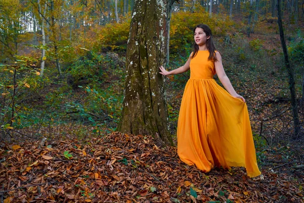 Adolescente Robe Jaune Dans Forêt — Photo