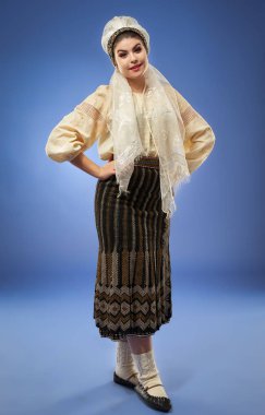 Geleneksel folklor kostümlü genç Romen kadın
