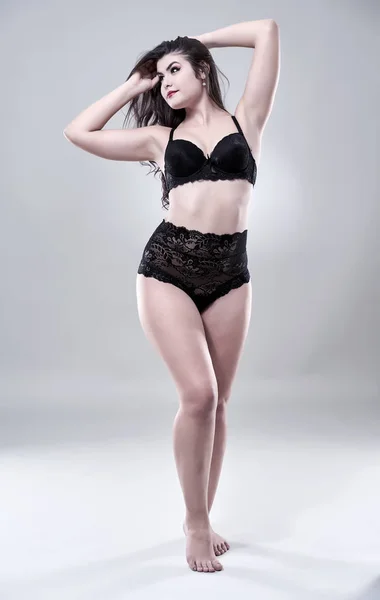 Studio Shot Van Een Mooie Latino Model Grijze Achtergrond — Stockfoto