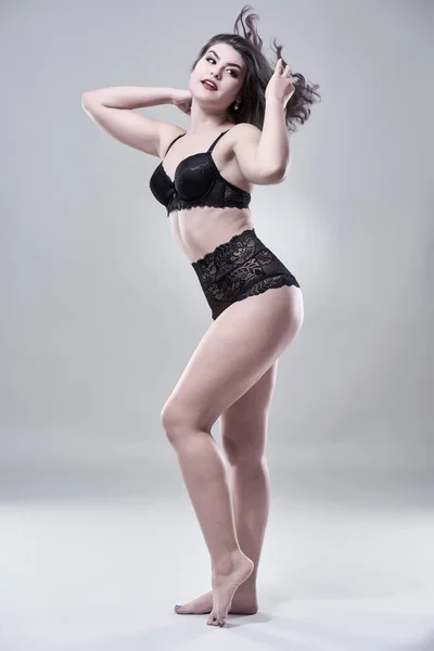 Studio Shot Van Een Mooie Latino Model Grijze Achtergrond — Stockfoto
