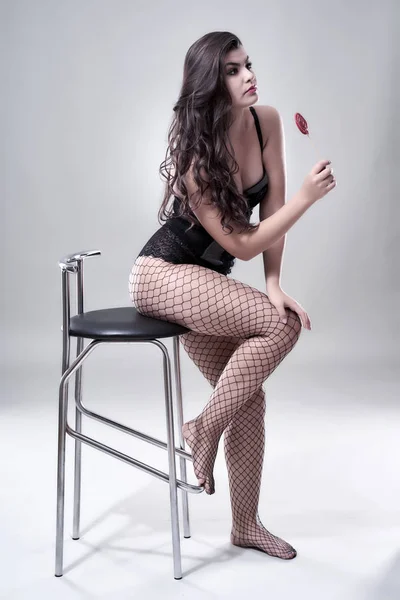 Studioaufnahme Eines Schönen Latino Modells Auf Grauem Hintergrund — Stockfoto