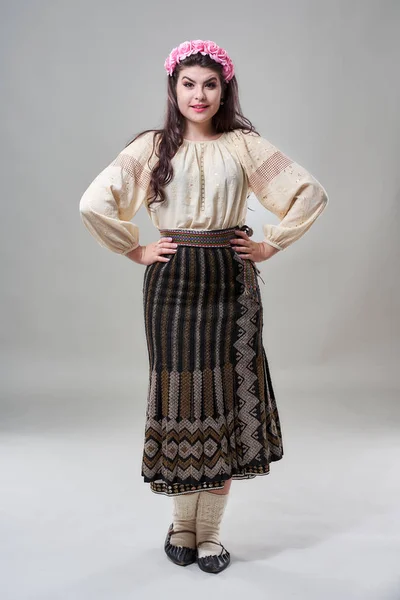 Giovane Donna Rumena Costume Folcloristico Tradizionale — Foto Stock