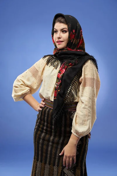 伝統的な民族衣装を着た若いルーマニア人女性 — ストック写真