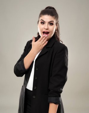 Genç Latin bir iş kadını, bir okul ya da büyük bir sürpriz ifadesi var.