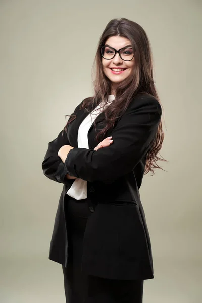 Hispanic Businesswoman Glasses Arms Folded Gray Background — Stock Photo, Image