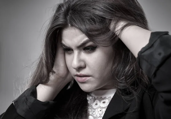 Güçlü Migren Stüdyosu Olan Stresli Bir Kadını — Stok fotoğraf