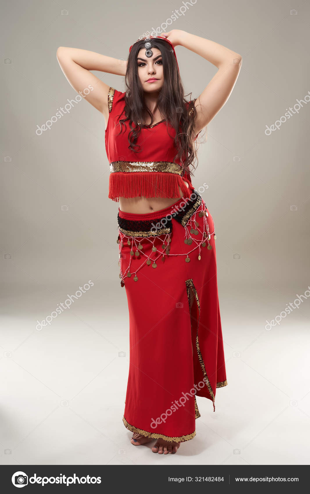 Hermosa Bailarina Étnica Del Vientre Realizando Danza Oriental Traje  Tradicional: fotografía de stock © Xalanx #321482484