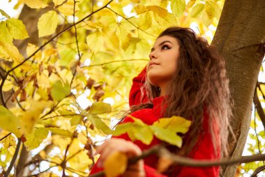 Çekici genç bir kadının sezonluk portresi.