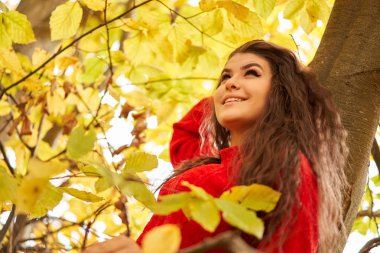 Çekici genç bir kadının sezonluk portresi.