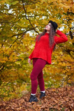 Çekici genç bir kadının sezonluk portresi.