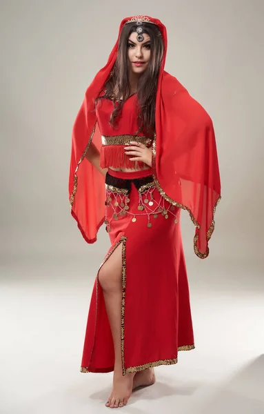 Mooie Etnische Buik Danser Uitvoeren Van Oosterse Dans Traditioneel Kostuum — Stockfoto