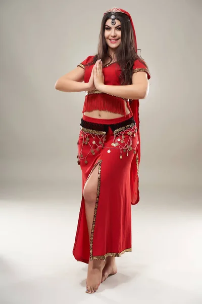 Krásná Etnická Břišní Tanečnice Předvádějící Orientální Tanec Tradičním Kostýmu — Stock fotografie