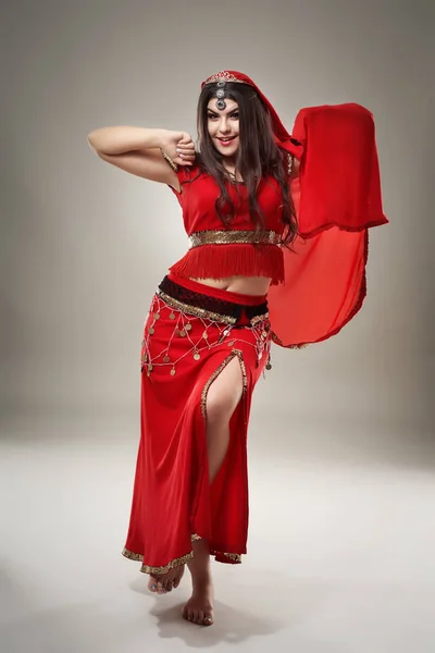 Bela Dançarina Étnica Ventre Realizando Dança Oriental Traje Tradicional — Fotografia de Stock